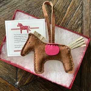 100% GENUINE LEATHER RODEO HORSE BAG
CHARM, BROWN